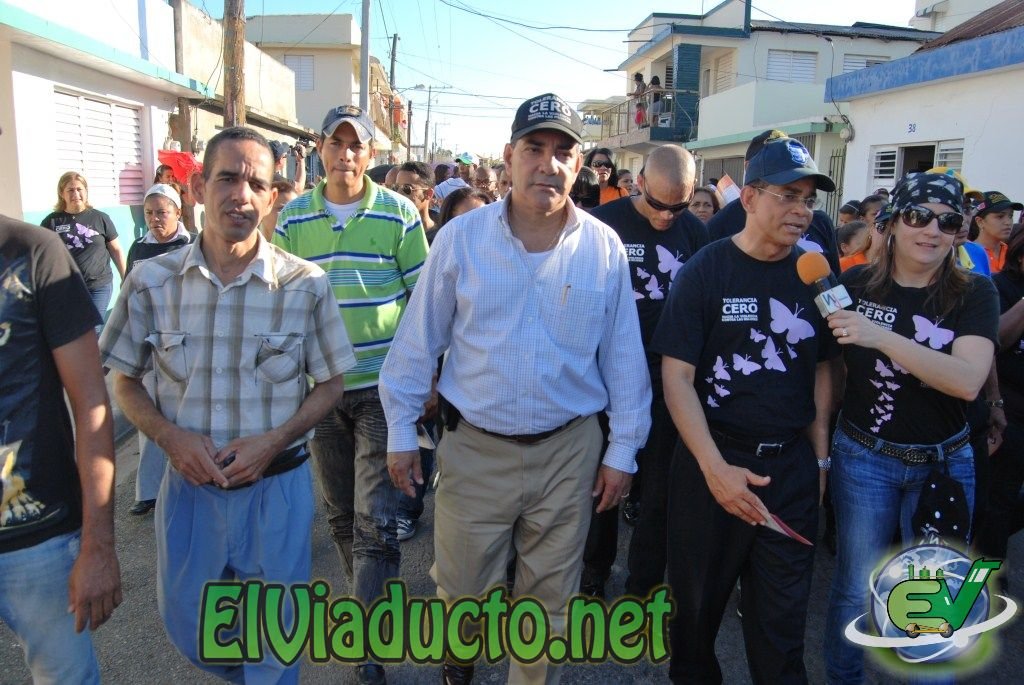 Senador de Espaillat camina por las calles de Moca en tolerancia Cero 2011 mientras he entrevistado por Juduth Valdez